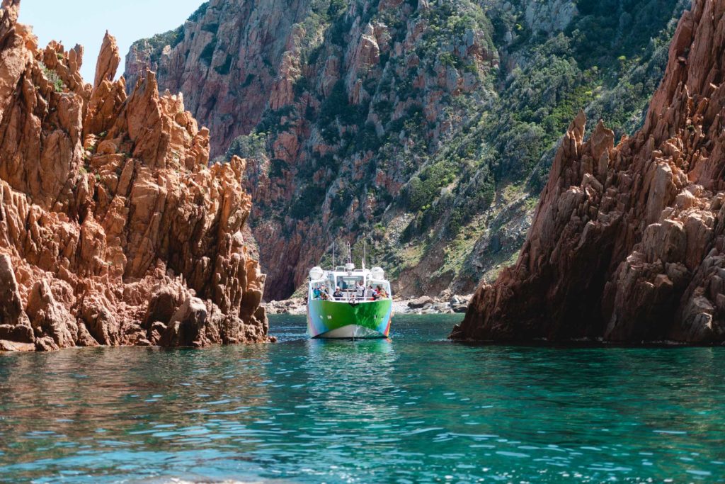 Promenade en bateau : Tour complet du Golfe de Porto, réserve de Scandola, Calanches de Piana et Capo Rosso.