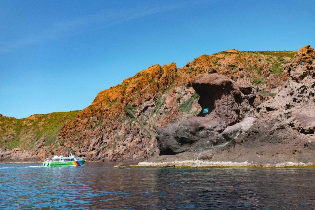 Promenade en bateau : Tour complet du Golfe de Porto, réserve de Scandola, Calanches de Piana et Capo Rosso.